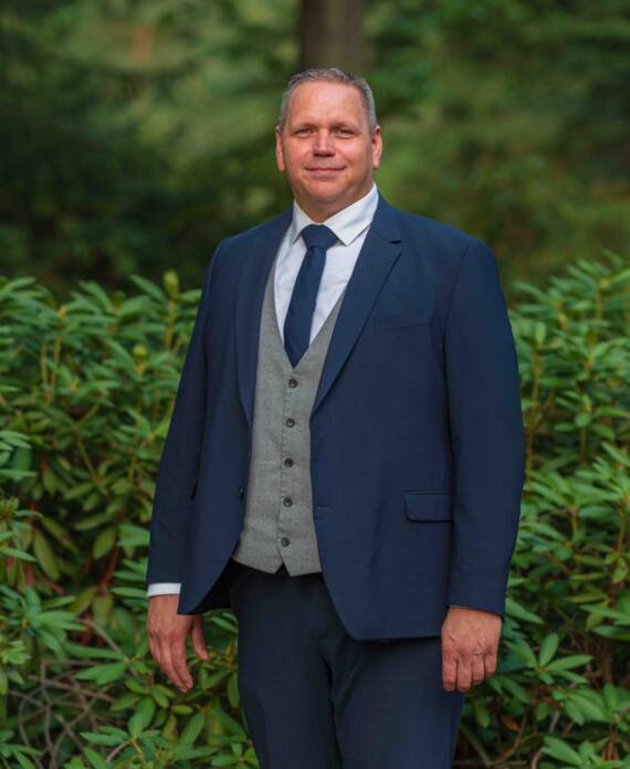 Johan Knuivers brengt rust, structuur en overzicht als nuchtere uitvaartleider.
