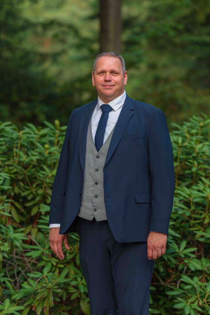 Johan Knuivers brengt rust, structuur en overzicht als nuchtere uitvaartleider.