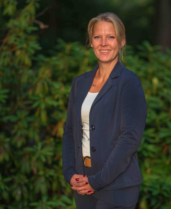 Ramona Knuivers biedt warme rouwbegeleiding en oprechte aandacht bij uitvaarten in de regio Rhenen.