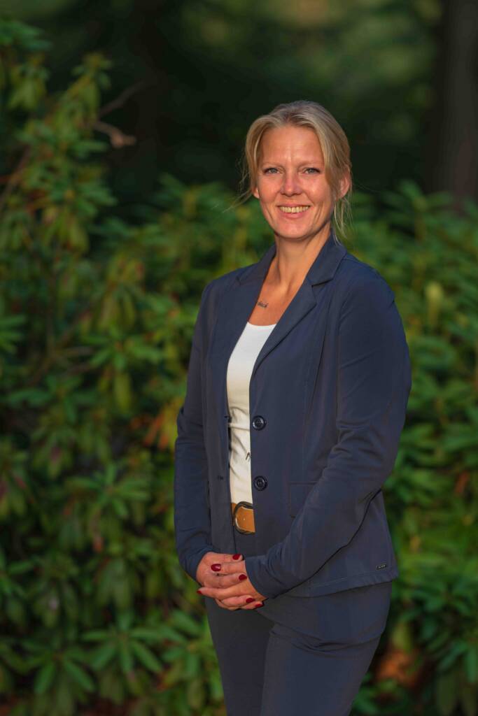 Ramona Knuivers biedt warme rouwbegeleiding en oprechte aandacht bij uitvaarten in de regio Rhenen.