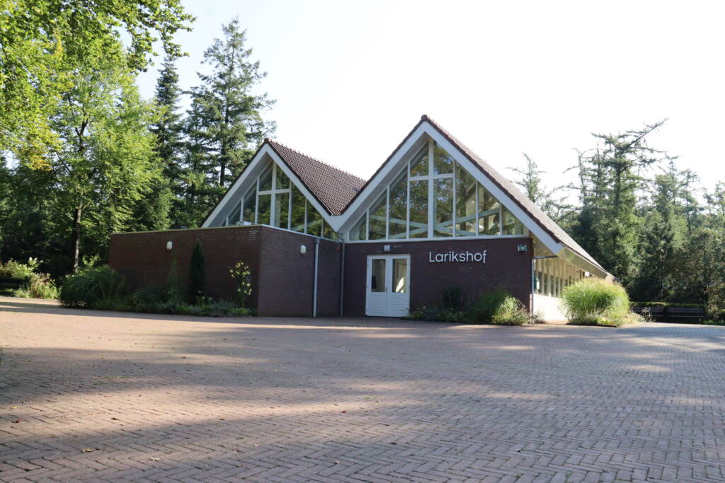 begraafplaats de Larikshof in Rhenen. het is mogelijk om hier u dierbare op te baren en condoleances en uitvaartplechtigheden te organiseren.