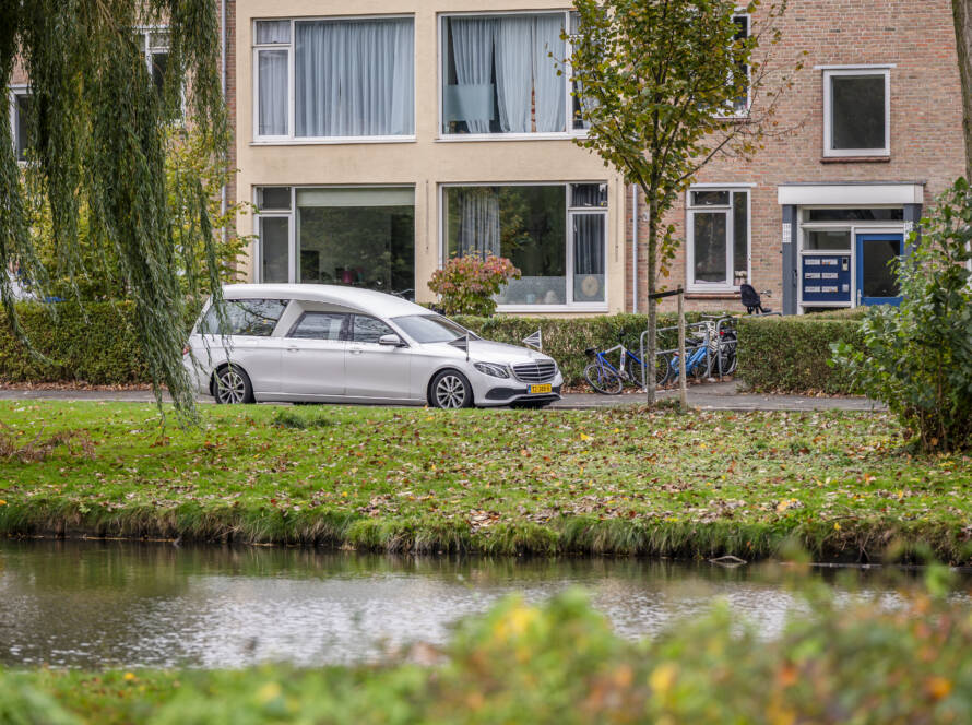 Witte rouwauto Knuivers Uitvaart Rhenen