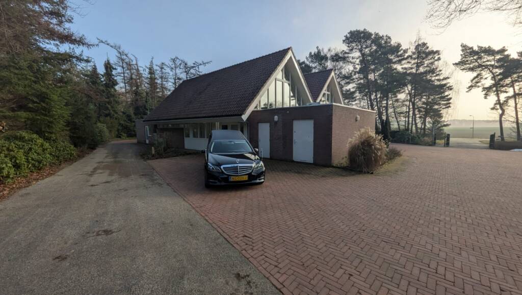 Rouwauto Mercedes bij aula begraafplaats de Larikshof Rhenen - Knuivers Uitvaartzorg