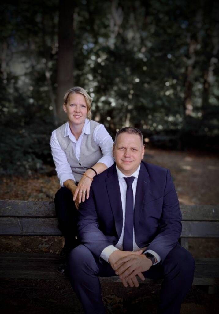 "Johan en Ramona van Knuivers Uitvaartzorg, uw persoonlijke uitvaartondernemer voor de regio Rhenen, Veenendaal, Kesteren, Opheusden en Wageningen."