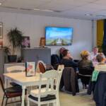 Johan en Ramona Knuivers tijdens de informatiebijeenkomst over uitvaartverzorging in De Buurtgarage Rhenen.
