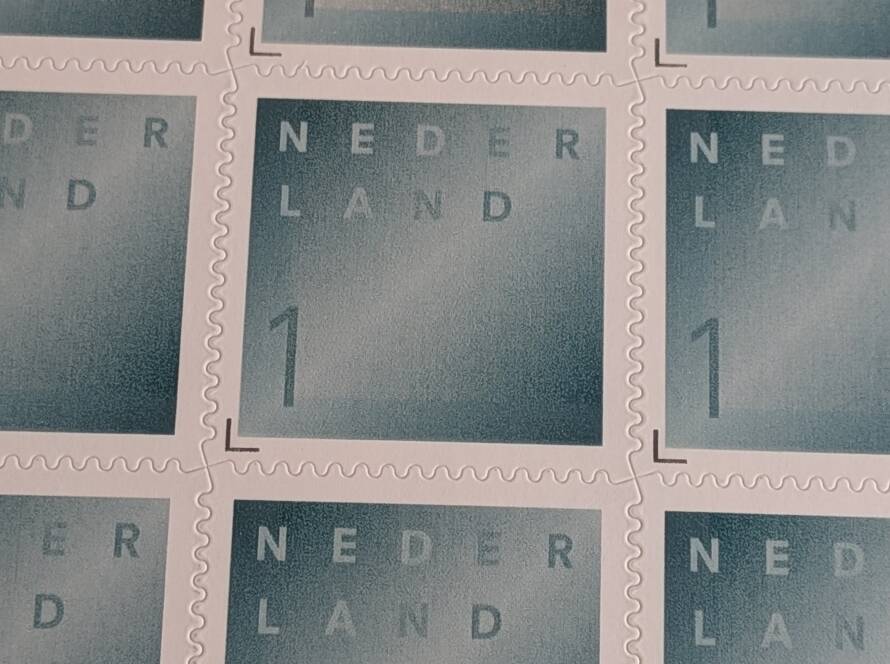 Een envelop met een rouwpostzegel voor een rouwbrief, verzorgd door Knuivers Uitvaart, uw begrafenisondernemer in Rhenen en Wageningen.