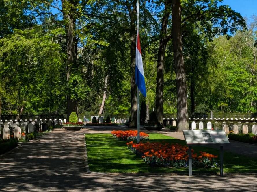 wee minuten stilte tijdens de 4 mei Dodenherdenking bij Knuivers Uitvaartzorg.