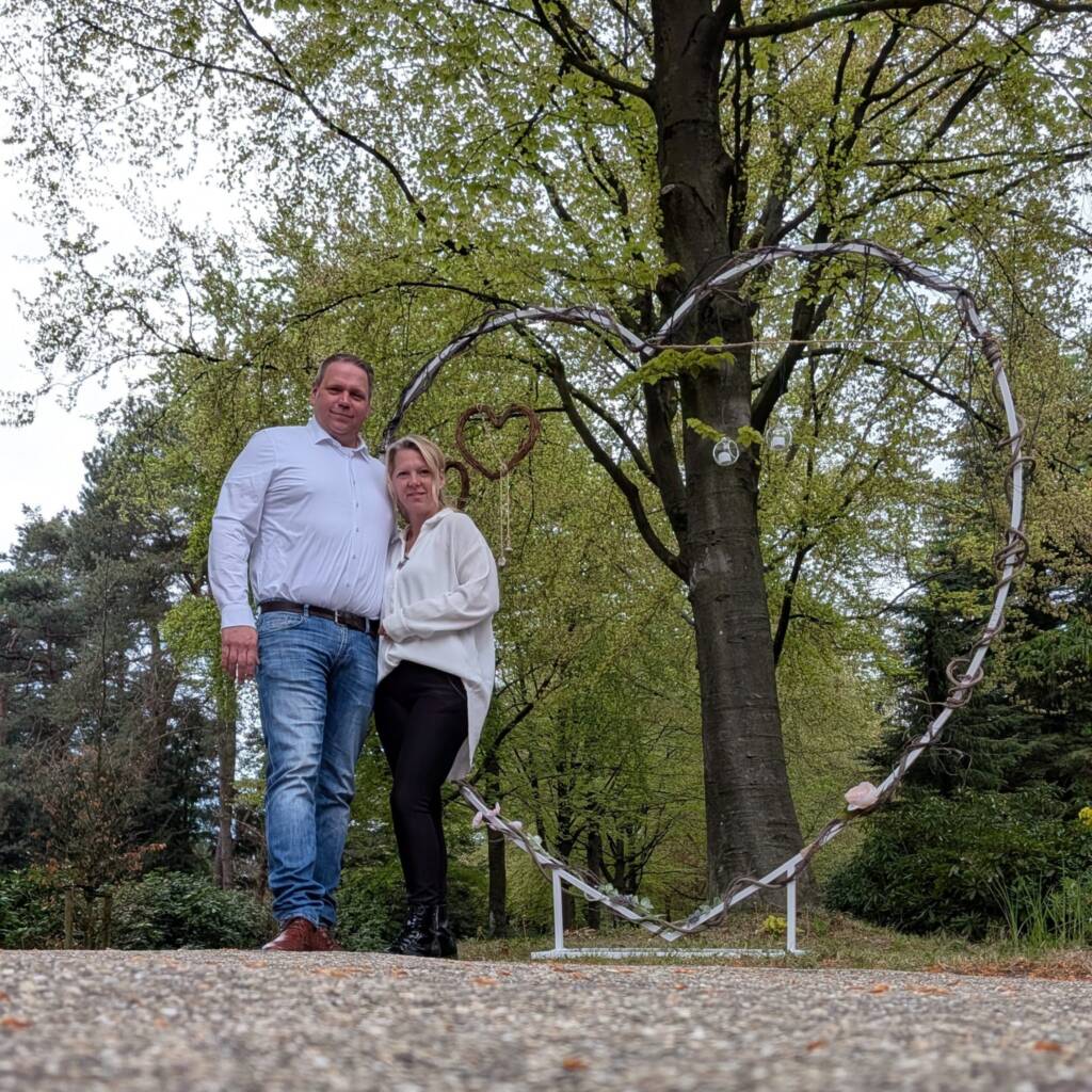 Een sfeerbeeld van de gedenkplek op de begraafplaats in Rhenen, georganiseerd door Knuivers Uitvaart.