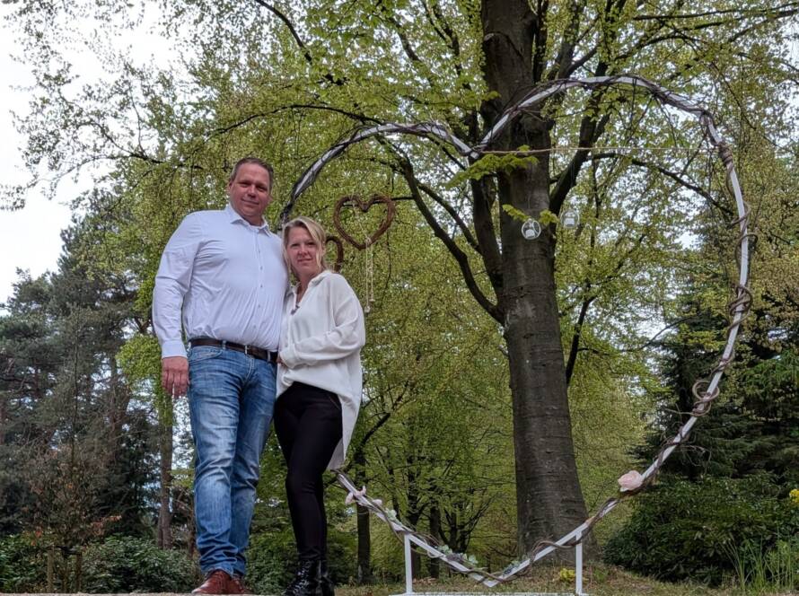 Een sfeerbeeld van de gedenkplek op de begraafplaats in Rhenen, georganiseerd door Knuivers Uitvaart.