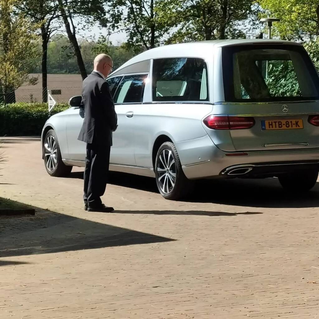 Een stijlvolle rouwauto passend bij persoonlijke uitvaartverzorging in de gemeente Wageningen.