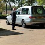 Een stijlvolle rouwauto passend bij persoonlijke uitvaartverzorging in de gemeente Wageningen.