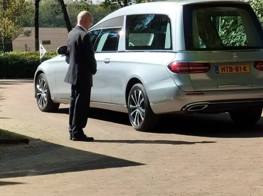 Een stijlvolle rouwauto passend bij persoonlijke uitvaartverzorging in de gemeente Wageningen.