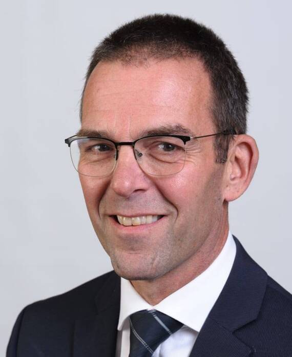 Portret van uitvaartverzorger Marco van de Lustgraaf, begrafenisondernemer in Veenendaal, werkzaam in samenwerking met Knuivers Uitvaart in Rhenen.